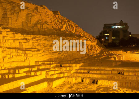 Vista delle formazioni rocciose di Huaca Pucllana da un ristorante nelle vicinanze Foto Stock