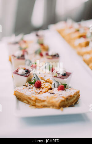 Vista ravvicinata della deliziosa pezzi di torte decorate con lamponi. Foto Stock