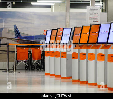 Tokyo, Giappone - Dicembre 7, 2016. Macchine di Check-in presso l'Aeroporto di Narita di Tokyo, Giappone. Narita è il principale aeroporto internazionale di servire la grande Tokyo Foto Stock