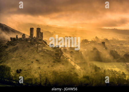 Corfe Castle foschia mattutina, nel Dorset Foto Stock