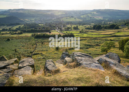 Vista del villaggio Curbar da Baslow bordo,Peak District, Derbyshire, in Inghilterra. Foto Stock