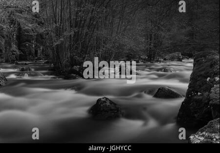 Una lunga esposizione di un fiume in Devin,Bulgaria Foto Stock