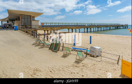 Una vista di Boscombe Pier vicino a Bournemouth Foto Stock