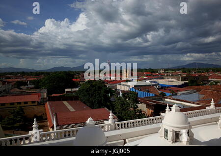 La vista dal tetto della Cattedrale di León in Nicaragua, la più grande cattedrale in America centrale Foto Stock