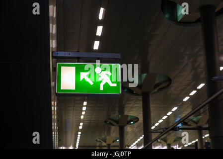 Uscita di emergenza segno a Berlino la stazione centrale, la principale stazione ferroviaria di Berlino, Germania Foto Stock