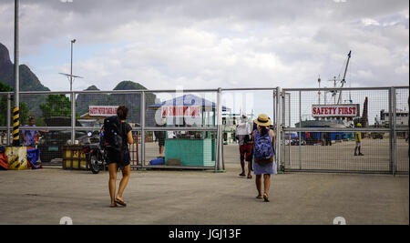 El Nido, Filippine - Aprile 8, 2017. Persone provenienti da El Nido porti nelle Filippine. El Nido è noto per le sue spiagge di sabbia, barriere coralline e come il gate Foto Stock