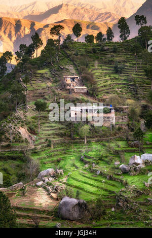 Villaggio con le tradizionali case in pietra disseminate sul lato della montagna nella valle di Swat, in Pakistan Foto Stock
