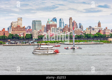 Lo skyline di Brooklyn, giallo ferry boat vele sulla East River, New York City Foto Stock