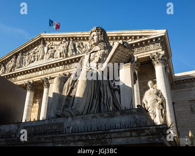 Il Palais Bourbon a Parigi, sede dell'Assemblea nazionale francese, con la statua di Francois d'Aguesseau e la bandiera francese battenti sul tetto. Foto Stock