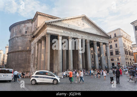 Polizia auto in piazza al Pantheon di Roma; di sera presto il turista a godere poco affollato piazza in prima serata. Foto Stock