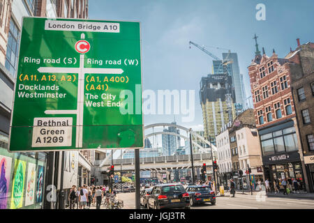 Un cartello stradale su Shoreditch High Street, London, Regno Unito Foto Stock