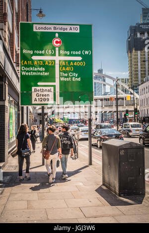 Un cartello stradale su Shoreditch High Street, London, Regno Unito Foto Stock