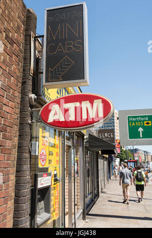 Segno ATM in Old Street, Londra, Inghilterra, Regno Unito Foto Stock