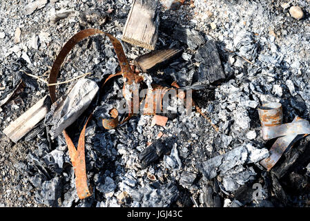 Sinistra su rottami di metallo e di stagno dopo un incendio ha bruciato il metallo Foto Stock