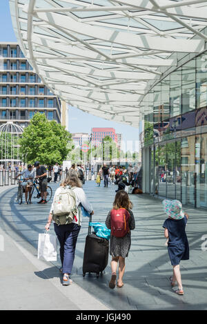 Bitte di sicurezza al di fuori di stazione di King Cross a Camden, a nord di Londra, Regno Unito Foto Stock