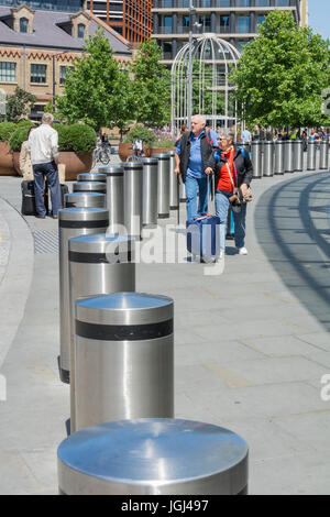 Bitte di sicurezza al di fuori di stazione di King Cross a Camden, a nord di Londra, Regno Unito Foto Stock