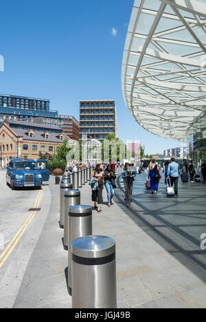 Bitte di sicurezza al di fuori di stazione di King Cross a Camden, a nord di Londra, Regno Unito Foto Stock