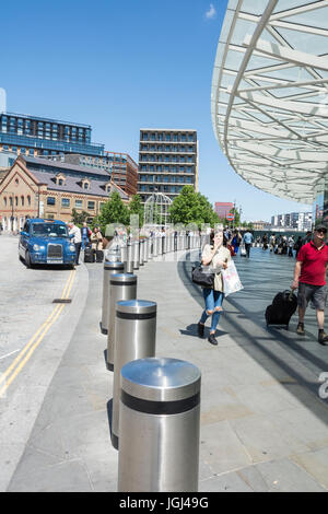 Bitte di sicurezza al di fuori di stazione di King Cross a Camden, a nord di Londra, Regno Unito Foto Stock