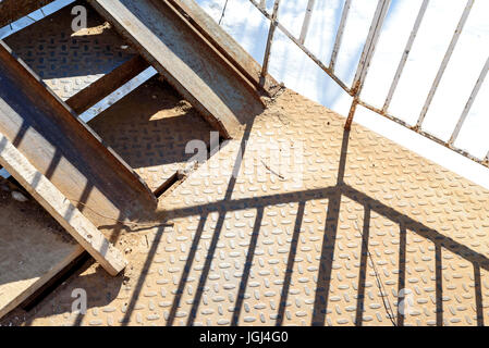 Ombre di vecchia ringhiera di metallo colato da luce diurna molto forte Foto Stock