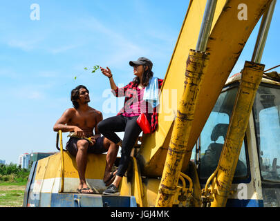 Delhi, India - Mar 9, 2017. Indian coppia giovane giocando sulla costruzione macchina al giorno di sole a Delhi, India. Foto Stock
