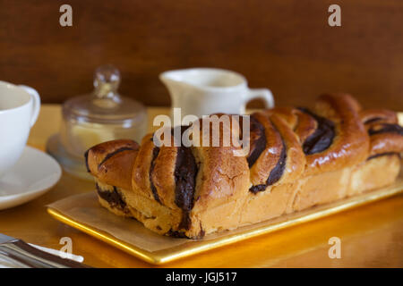 Trattare la mattina per il cioccolato pan brioche Foto Stock