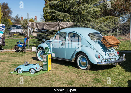 Un edificio restaurato del 1961 Volkswagen maggiolino sul display con un giocattolo childs modello VW e una piccola replica bowser benzina. Foto Stock