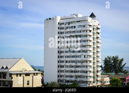 Pattaya, Thailandia - Giu 20, 2017. Edifici alti situato in centro a Pattaya, Thailandia. Pattaya è una città sulla Thailandia orientale della costa del Golfo noto per Foto Stock