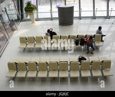 BANGKOK, Thailandia - Luglio 31, 2015. Persone sedute e in attesa all'Aeroporto Suvarnabhumi di Bangkok, Tailandia. Aeroporto di Suvarnabhumi è uno dei due internatio Foto Stock