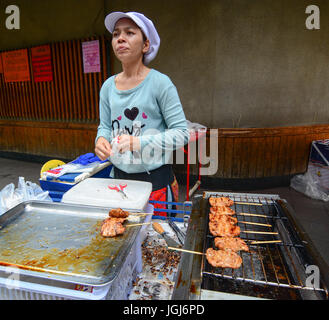 BANGKOK, Thailandia - Luglio 31, 2015. I fornitori vendono tradizionali cibo tailandese sul Khao San Road di Bangkok, Tailandia. Ogni giorno migliaia di turisti e di gente del posto Foto Stock