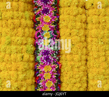 Arancio e giallo Calendula fiori. Prepararsi per la preghiera al tempio. Foto Stock