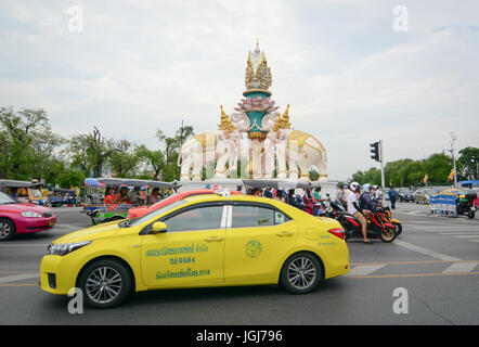 BANGKOK, Thailandia - Luglio 31, 2015. Il traffico su una strada trafficata vicino Palazzo Reale di Bangkok, Tailandia. Gli inceppamenti di traffico sono comuni in Bangkok. Foto Stock