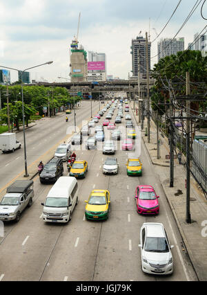 BANGKOK, Thailandia - Luglio 31, 2015. Il traffico si avvicina gridlock su una strada trafficata nel centro della città di Bangkok, Tailandia. Bangkok è la capitale e la maggior parte popul Foto Stock