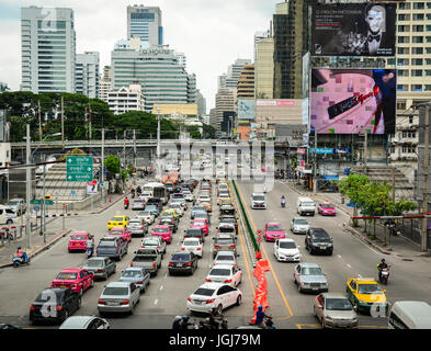 BANGKOK, Thailandia - Luglio 31, 2015. Molte vetture in esecuzione su una strada trafficata nel centro della città di Bangkok, Tailandia. Bangkok è la capitale e la più popolosa c Foto Stock
