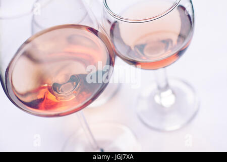 Vista dettagliata del vino rosato bicchieri di diverse forme e dimensioni con il fuoco selettivo Foto Stock