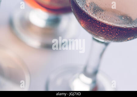 Vista dettagliata del vino rosato bicchieri di diverse forme e dimensioni con il fuoco selettivo Foto Stock