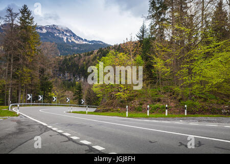 Tornitura autostrada di montagna nella stagione primaverile. La Svizzera, Alpi Foto Stock