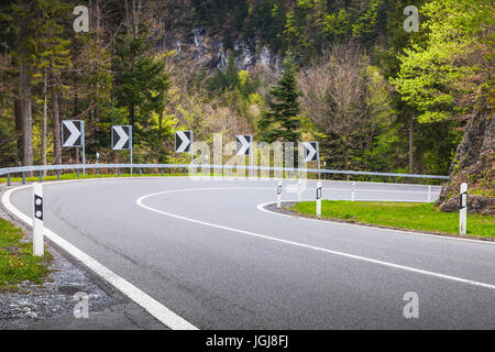 Tornitura autostrada di montagna nella stagione primaverile. Alpi svizzere Foto Stock