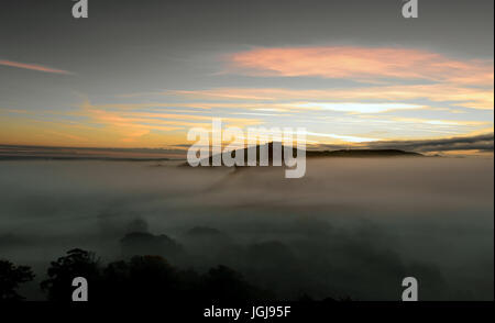 Corfe Castle nella nebbia di mattina Foto Stock