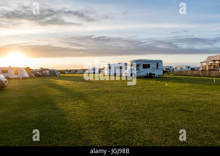 Serata in Beadnell Bay caravan e campeggio Northumberland, Regno Unito Foto Stock