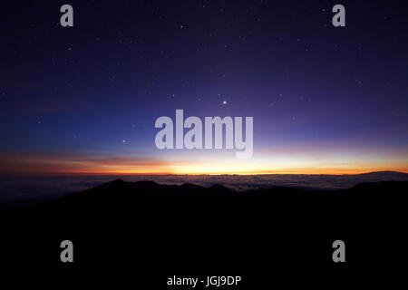 Sunrise al Cratere Haleakala sull'isola hawaiana di Maui Foto Stock