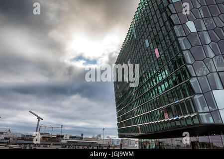 Reykjavik, Islanda - 1 Aprile 2017: il famoso edificio moderno di Harpa concert hall a Reykjavik, Islanda. Harpa è stato aperto il 13 maggio 2011 Foto Stock