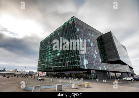 Reykjavik, Islanda - 1 Aprile 2017: il famoso edificio moderno di Harpa concert hall a Reykjavik, Islanda. Harpa è stato aperto il 13 maggio 2011 Foto Stock