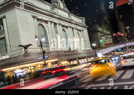 42Nd street in Manhattan contiene due dei più edifici iconici di NYC, la Grand Central Station e il Chrysler building Foto Stock