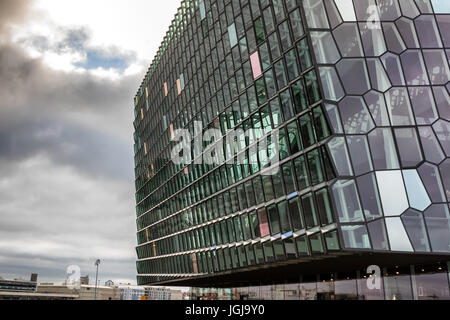 Reykjavik, Islanda - 1 Aprile 2017: il famoso edificio moderno di Harpa concert hall a Reykjavik, Islanda. Harpa è stato aperto il 13 maggio 2011 Foto Stock