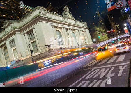 42Nd street in Manhattan contiene due dei più edifici iconici di NYC, la Grand Central Station e il Chrysler building Foto Stock