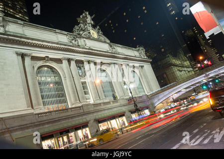 42Nd street in Manhattan contiene due dei più edifici iconici di NYC, la Grand Central Station e il Chrysler building Foto Stock