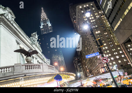 42Nd street in Manhattan contiene due dei più edifici iconici di NYC, la Grand Central Station e il Chrysler building Foto Stock
