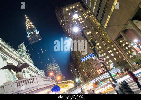 42Nd street in Manhattan contiene due dei più edifici iconici di NYC, la Grand Central Station e il Chrysler building Foto Stock