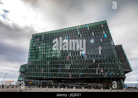 Reykjavik, Islanda - 1 Aprile 2017: il famoso edificio moderno di Harpa concert hall a Reykjavik, Islanda. Harpa è stato aperto il 13 maggio 2011 Foto Stock