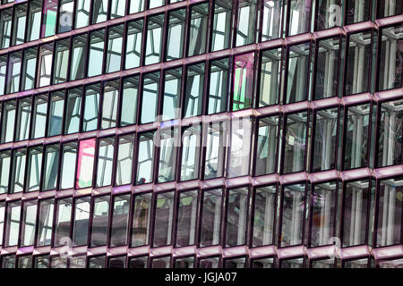 Reykjavik, Islanda - 1 Aprile 2017: il famoso edificio moderno di Harpa concert hall a Reykjavik, Islanda. Harpa è stato aperto il 13 maggio 2011 Foto Stock